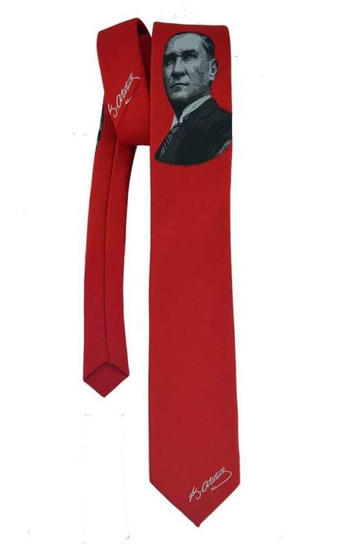 Atatürk Portre ve İmza Desenli Kırmızı Dokuma Kravat Atatürk Portre ve İmza Desenli Kırmızı Dokuma Kravat
