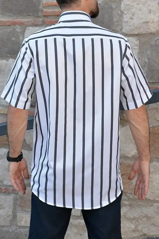 Beyaz Üzerine Siyah Çizgili