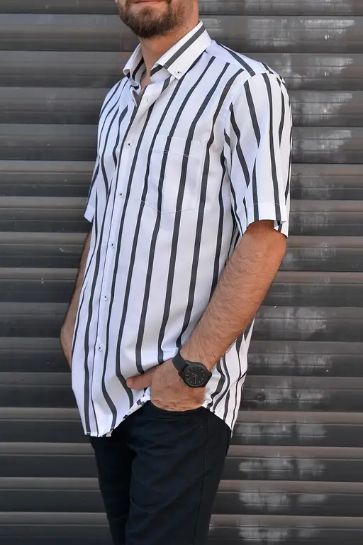 Beyaz Üzerine Siyah Çizgili