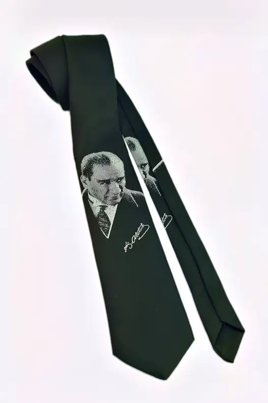 ATATÜRK PORTRE VE İMZA DESENLİ MİKROFİBER DOKUMA KLASİK KESİM SİYAH KRAVAT