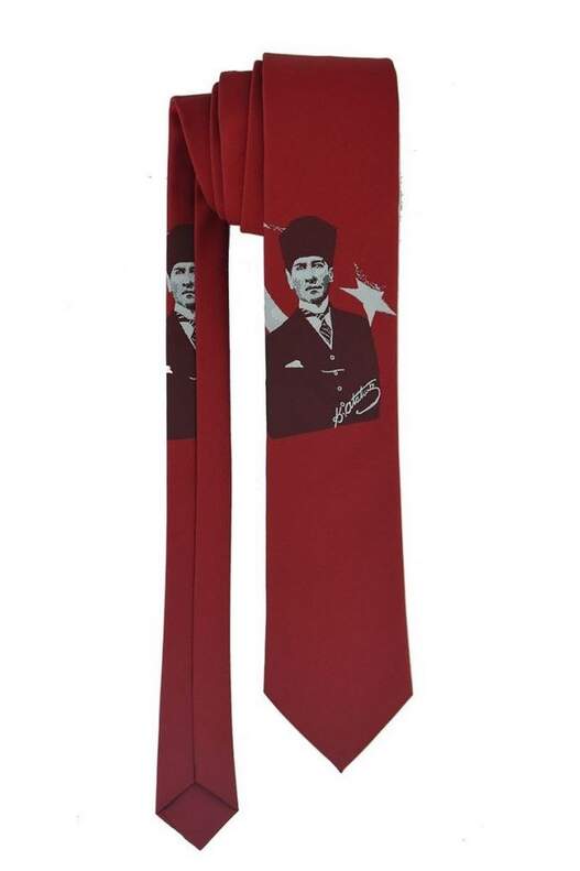 Atatürk Portre ve İmza Desenli Kırmızı Dokuma Kravat Atatürk Portre ve İmza Desenli Kırmızı Dokuma Kravat